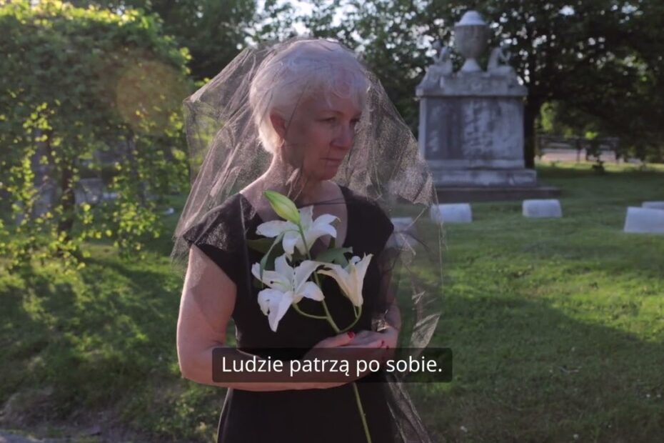 Blondynka Na Pogrzebie