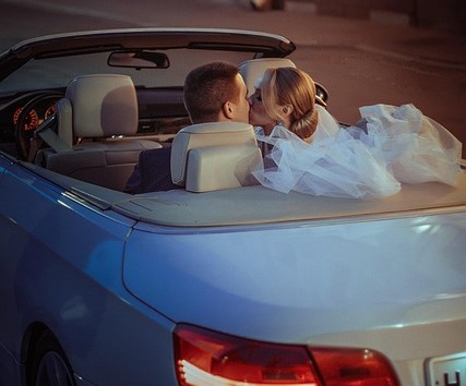 Car wedding bride 7716548 640